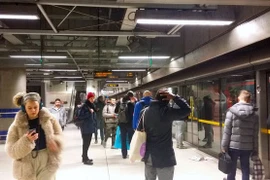 Hình ảnh xấu xí trong hệ thống tàu điện ngầm lâu đời nhất thế giới