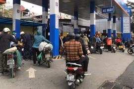 Đổ đầy bình xăng chạy xe Tết, quan niệm sai lầm