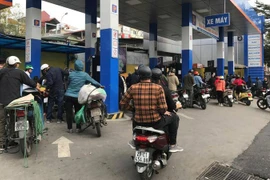 Đổ đầy bình xăng chạy xe Tết, quan niệm sai lầm