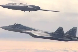 Mỹ thừa nhận "quái vật" S-70 Okhotnik của Nga vượt trội hơn B-21 Raider