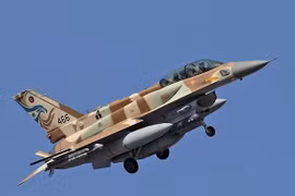 Syria chưa kịp củng cố phòng không, Israel đã không kích tới tấp