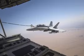 Thót tim cảnh "ong bắp cày" F/A-18 tiếp nhiên liệu giữa sấm sét