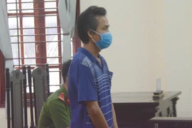 Người đàn ông say rượu đấm vào mặt cảnh sát khi bị nhắc đeo khẩu trang