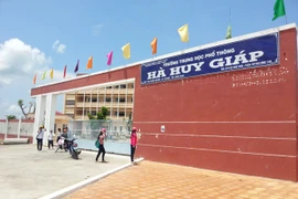 Vì sao nam sinh lớp 10 nhảy lầu dẫn đến tử vong?