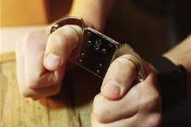 Gã trai trẻ dọa tạt axít tống tiền nhân tình