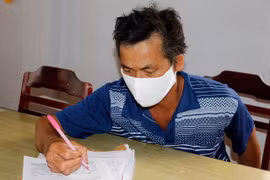 Người đàn ông đấm vào mặt cảnh sát sau khi bị nhắc đeo khẩu trang