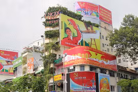 TP HCM rợp cờ hoa chào mừng Đại hội Đảng lần thứ 10