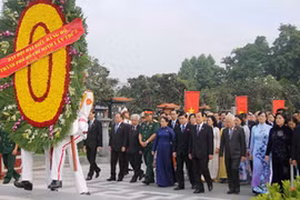 Đoàn Đại biểu ĐHĐB TP HCM dâng hoa Tượng đài Bác Hồ