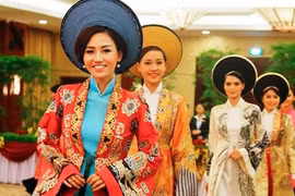 Á hậu Trà My diện áo dài “Vương triều” đón khách Hungary