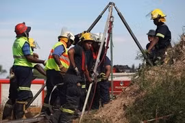 Sập mỏ vàng ở Nam Phi, hơn 100 người bị chôn vùi