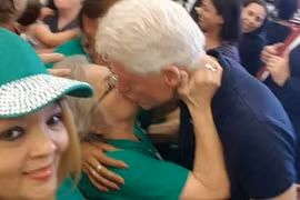 Ứng viên Hillary Clinton khổ vì ảnh chồng gây bão mạng