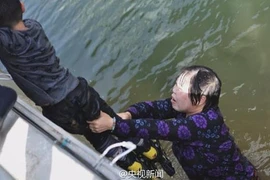 Cụ bà lao xuống hồ cứu bé trai khỏi chết đuối
