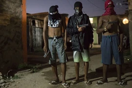 Góc khuất của những khu ổ chuột đầy bạo lực ở Rio