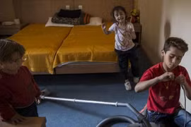 Cảnh dân tị nạn sống trong khách sạn bỏ hoang ở Athens 