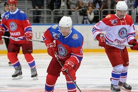 Chùm ảnh Tổng thống Putin trổ tài chơi khúc côn cầu