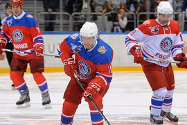 Chùm ảnh Tổng thống Putin trổ tài chơi khúc côn cầu