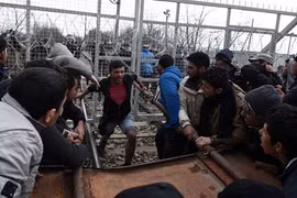 Người tị nạn xô đổ hàng rào thép gai tràn sang Macedonia