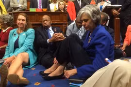 Ảnh: Nghị sỹ Mỹ biểu tình ngồi đòi kiểm soát súng đạn