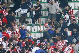 Ảnh: Hỗn chiến trên ghế khán đài ở Euro 2016