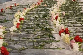 Rửa bát kiếm tiền tặng hoa 800 bạn nữ dịp Valentine