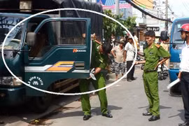 Mở cửa ô tô không quan sát, một phụ nữ chết thảm