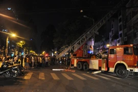 Cháy lớn giữa Sài Gòn, cứu 3 cụ già bằng xe thang