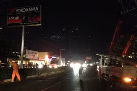 Xe cứu hộ "đứt" rơ-moóc tông gẫy trụ điện