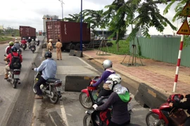 Xe đầu kéo “ngủ gật”, hàng chục người “thót tim“