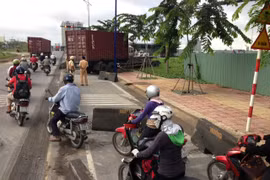 Xe đầu kéo “ngủ gật”, hàng chục người “thót tim“