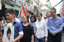 Hàng nghìn người đưa tiễn Wanbi Tuấn Anh về nơi chín suối