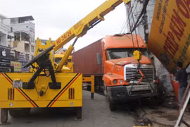 Container ủi sập nhà dân: 10 người từ cõi chết... tái sinh