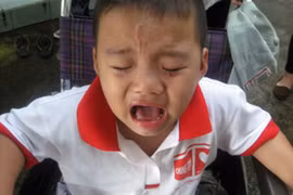 “Cháu bé bị cắt chân” khóc thét khi biết mất cha mẹ