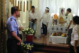 Đám tang Wanbi Tuấn Anh ngập màu trắng