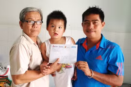 “Cháu bé bị cắt chân” được tái tạo hậu môn