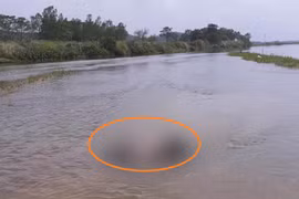 Thi thể người đàn ông đang phân hủy trôi trên sông Kôn