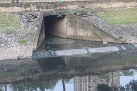 Cống nước thải xả trực tiếp ra sông, 100 năm nữa Tô Lịch cũng không hết ô nhiễm