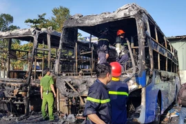 2 xe khách giường nằm cháy trơ khung kèm theo tiếng nổ lớn