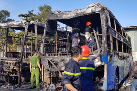 2 xe khách giường nằm cháy trơ khung kèm theo tiếng nổ lớn