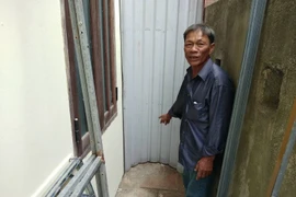 Bé gái còn nguyên dây rốn bị bỏ rơi ở góc chùa