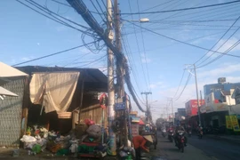 Rợn người cảnh “mạng nhện” giăng khắp Sài Gòn