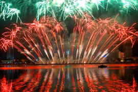Chiêm ngưỡng đại tiệc pháo hoa trên sông Hàn