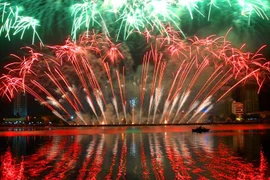 Chiêm ngưỡng đại tiệc pháo hoa trên sông Hàn