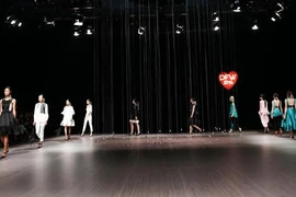 Anna Võ gây ấn tượng tại Vietnam Designer Fashion Week 2015 