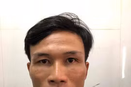 Kề dao vào cổ cô gái đòi quan hệ rồi cướp vàng