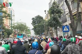 Ảnh: Hà Nội ùn tắc trong ngày đi làm đầu tiên năm 2019