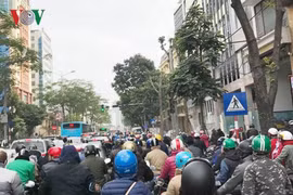 Ảnh: Hà Nội ùn tắc trong ngày đi làm đầu tiên năm 2019