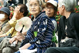 Quá nhiều cụ 100 tuổi, chính phủ Nhật hết tiền chúc thọ