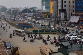 Đường Trường Chinh ngập 'ổ voi' khi thi công dự án 9.400 tỷ