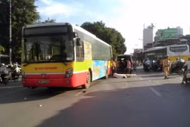 Nam thanh niên bị xe bus cán chết thảm ngay cổng CV Thống Nhất