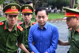 Đọc gì hôm nay 27/11: Vũ "nhôm" hầu tòa trong đại án Ngân hàng Đông Á